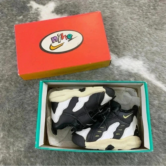 Vintage 1996 Nike Baby D.T. Max Sneakers - Picture 4 of 14